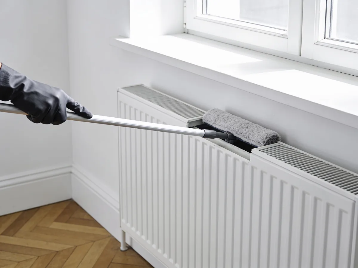 Rengøring bag radiator og paneler under flytterengøring