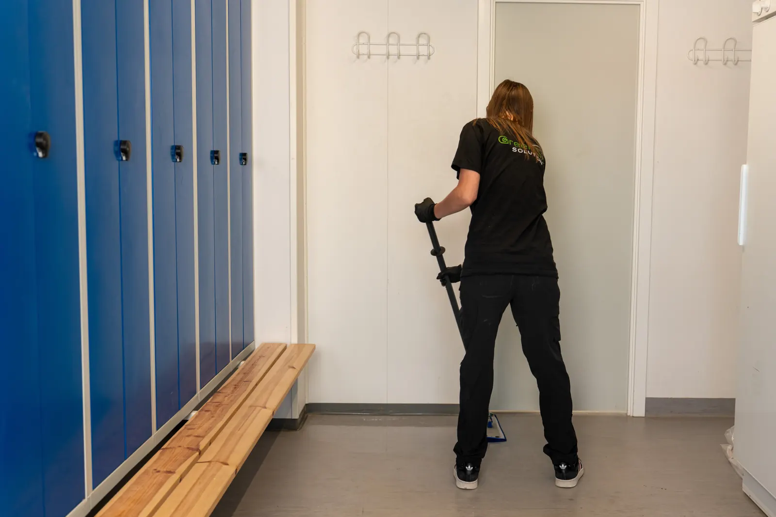 Gulvvask under skurvognsrengøring hos Green Site Solution