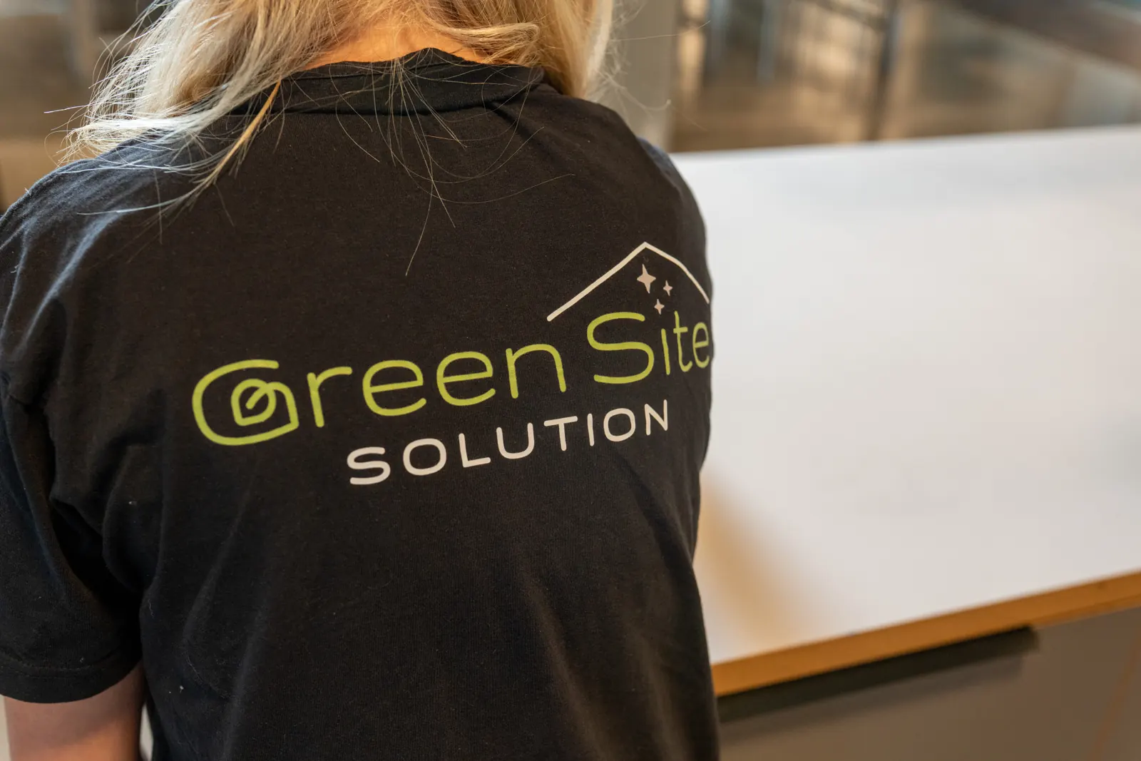 Medarbejder fra Green Site Solution i firmauniform på arbejde