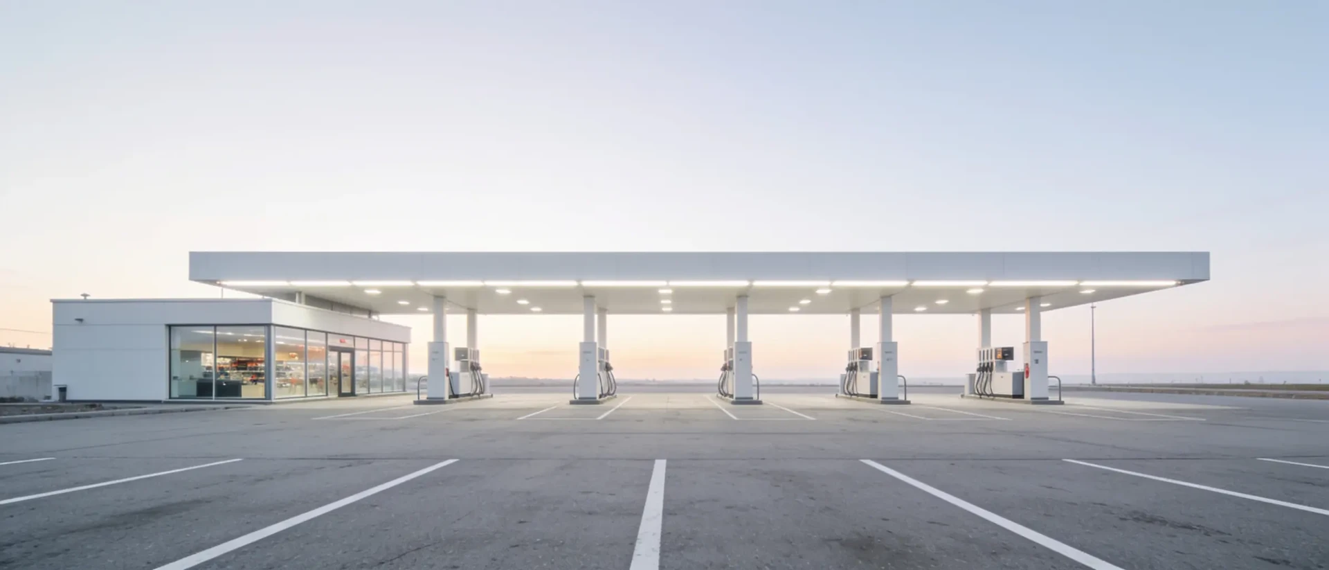 Tankstation med tom forplads uden for spidsbelastning
