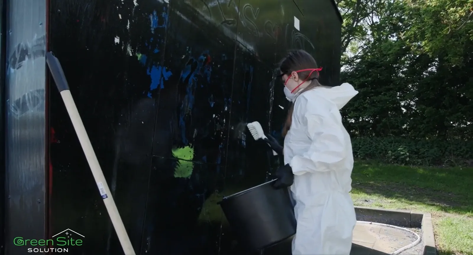 Eftervask af facade med børste efter graffitiafrensning