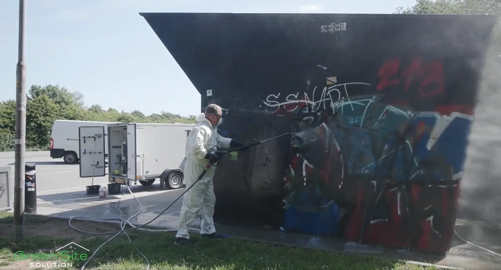 Skånsom højtryksafrensning af graffiti fra facade