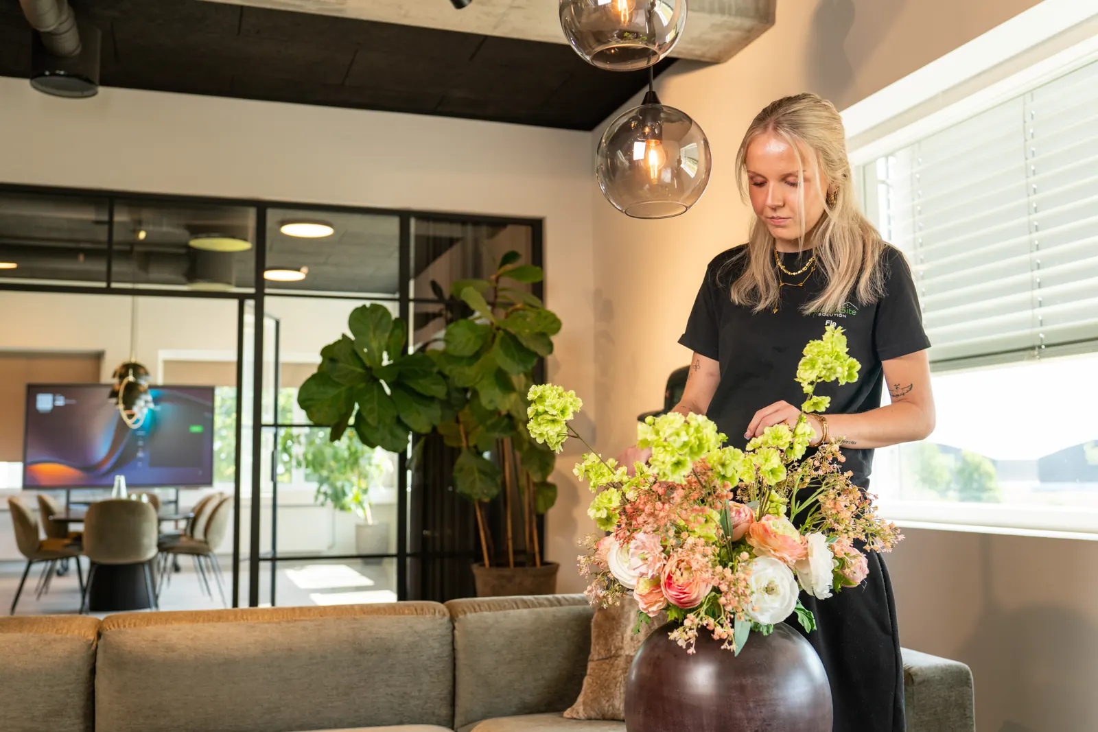 Blomsterdekoration sat op som del af indretningen