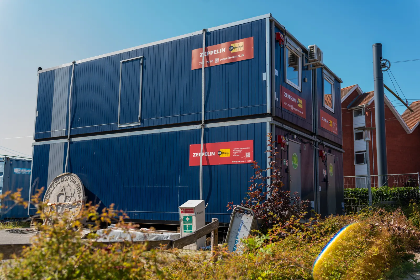 Skurby med stablede mandskabsvogne på byggepladsen